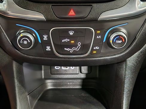 Used 2020 Chevrolet Equinox LT image 38