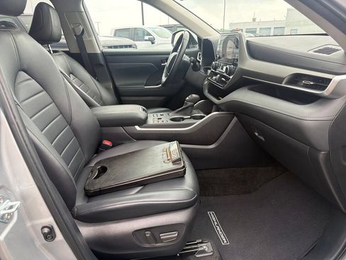 Used 2023 Toyota Highlander XLE AWD/4WD image 25
