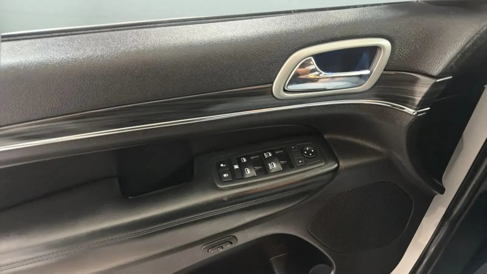 Used 2019 Jeep Grand Cherokee Limited AWD/4WD image 17