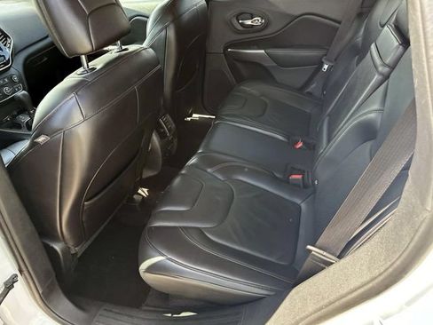 Used 2019 Jeep Cherokee Limited FWD image 11