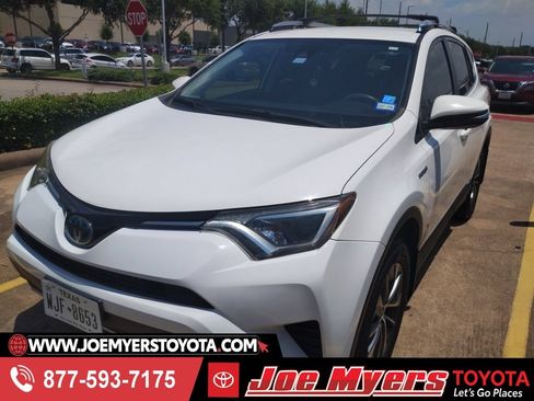Used 2018 Toyota RAV4 LE AWD/4WD image 1