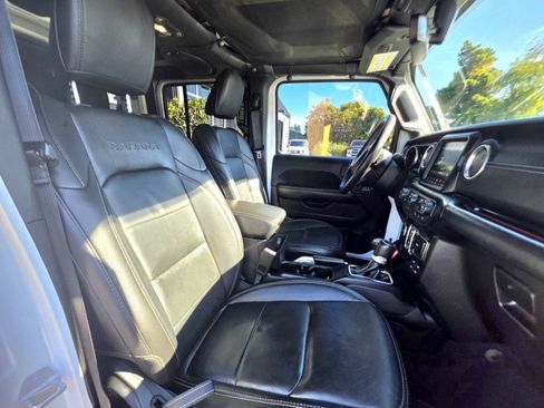 Used 2018 Jeep Wrangler Unlimited Sahara AWD/4WD image 17