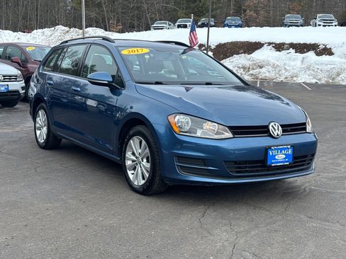 Used 2017 Volkswagen Golf S image 1