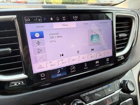 Used 2023 Chrysler Pacifica Touring-L FWD image 21