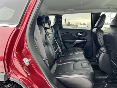 Used 2019 Jeep Cherokee Limited image 18