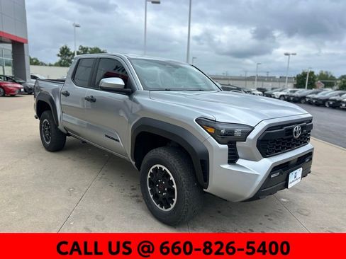 Certified 2025 Toyota Tacoma TRD Off-Road AWD/4WD image 4