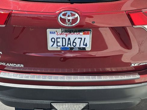 Used 2017 Toyota Highlander SE image 7