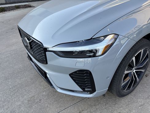 Used 2025 Volvo XC60 B5 Plus image 6