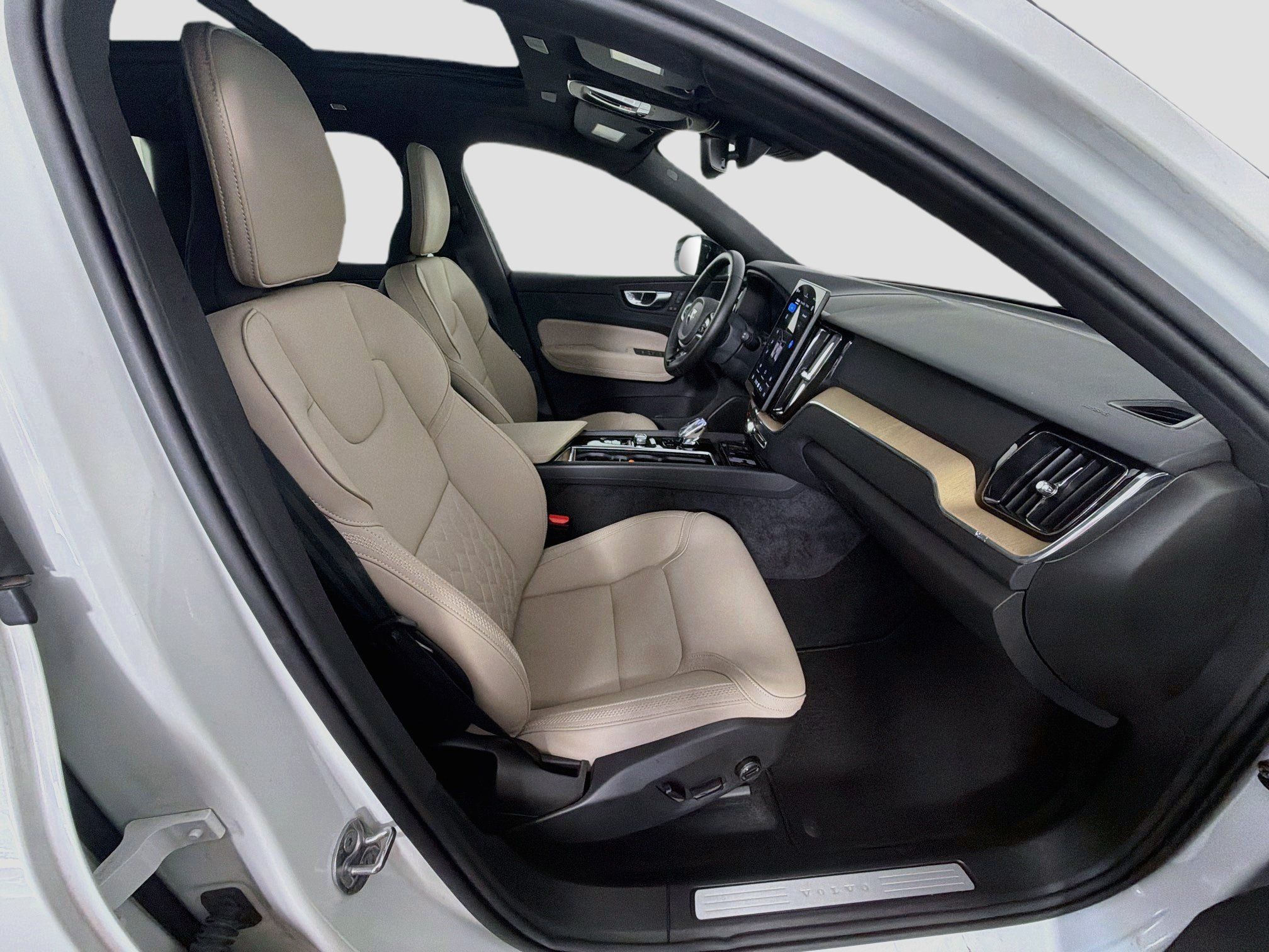 Used 2026 Volvo XC60 B5 Plus AWD/4WD image 34