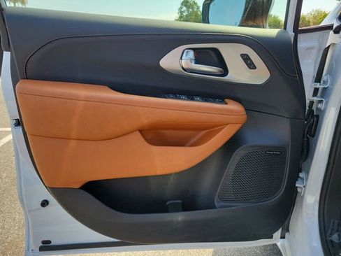 New 2026 Chrysler Pacifica Pinnacle image 18