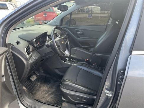 Used 2020 Chevrolet Trax LT w/ LT Convenience Package image 18