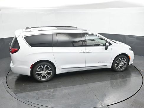 New 2026 Chrysler Pacifica Pinnacle w/ Trailer Tow Group AWD/4WD image 32