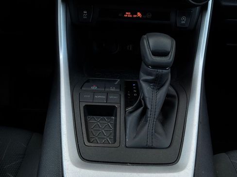Used 2025 Toyota RAV4 XLE FWD image 24