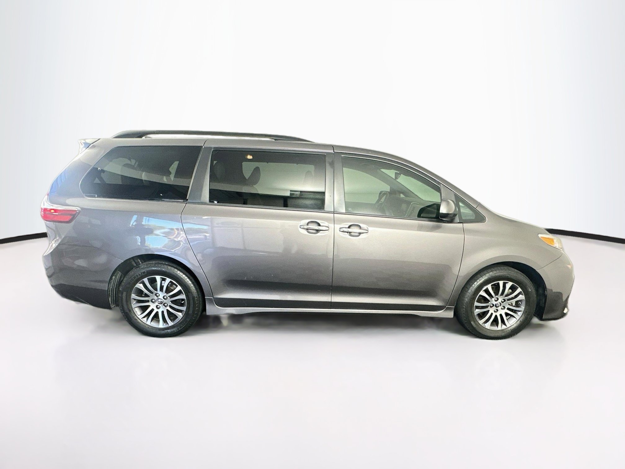 Used 2019 Toyota Sienna XLE FWD image 10