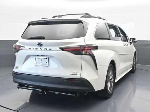 Used 2021 Toyota Sienna XLE image 5