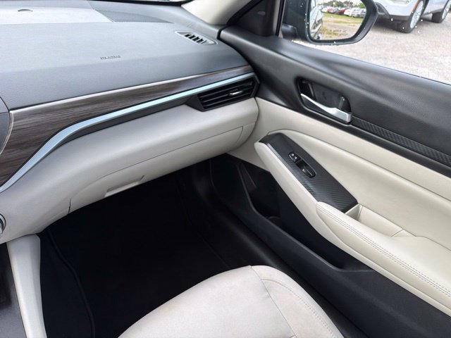 Used 2025 Nissan Altima 2.5 SV FWD image 19