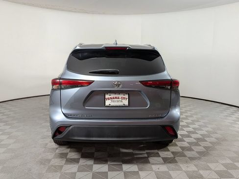 Used 2022 Toyota Highlander XLE AWD/4WD image 4