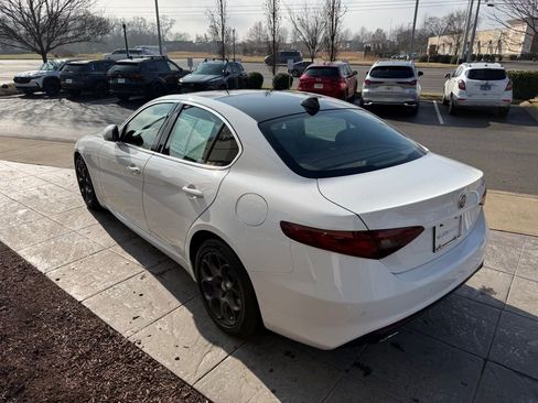 Used 2017 Alfa Romeo Giulia image 4