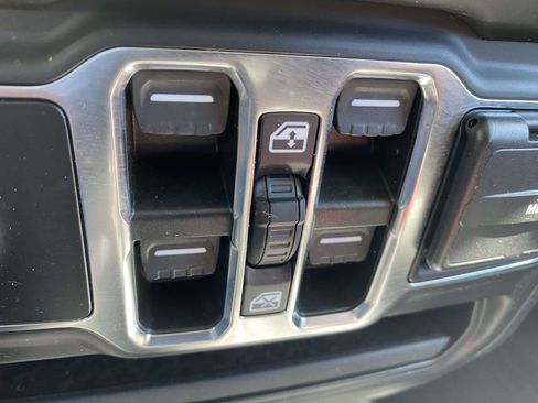 Used 2021 Jeep Gladiator Sport image 4