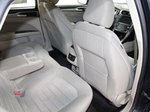 Used 2020 Ford Fusion SE FWD image 29