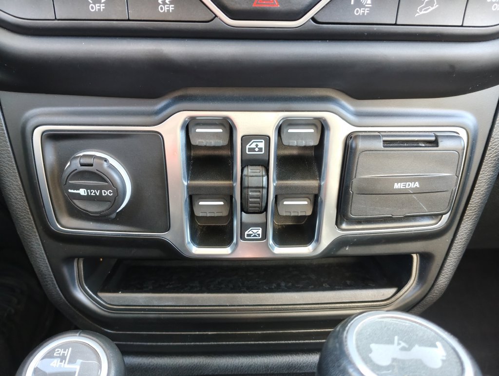 Used 2020 Jeep Wrangler Unlimited Sahara AWD/4WD image 5