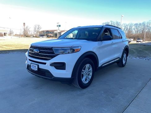 Used 2023 Ford Explorer XLT image 2