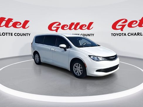 Used 2019 Chrysler Pacifica LX image 2