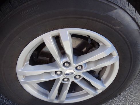 Used 2023 Ford Explorer XLT w/ Equipment Group 202A image 13