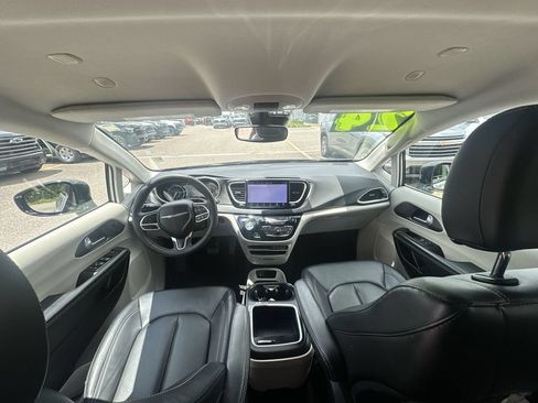 Used 2024 Chrysler Pacifica Touring-L FWD image 26