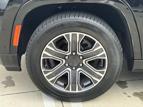 Used 2024 Jeep Wagoneer L Series II image 4