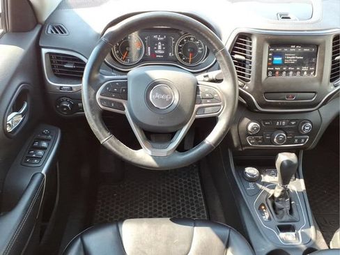 Used 2019 Jeep Cherokee Latitude Plus w/ Cold Weather Group AWD/4WD image 6