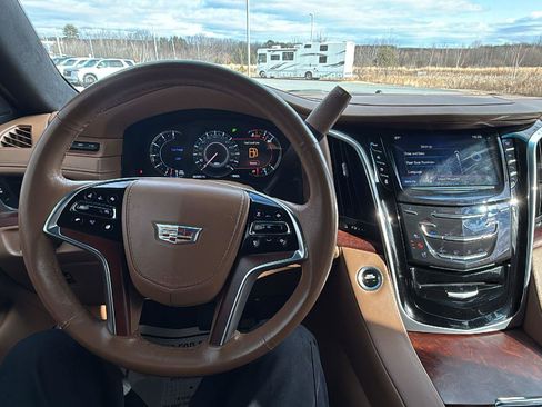 Used 2017 Cadillac Escalade Platinum image 32