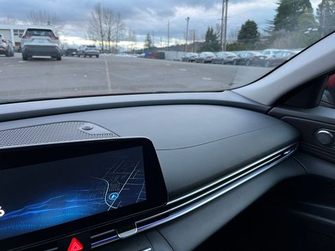 Used 2025 Hyundai Elantra SEL image 35