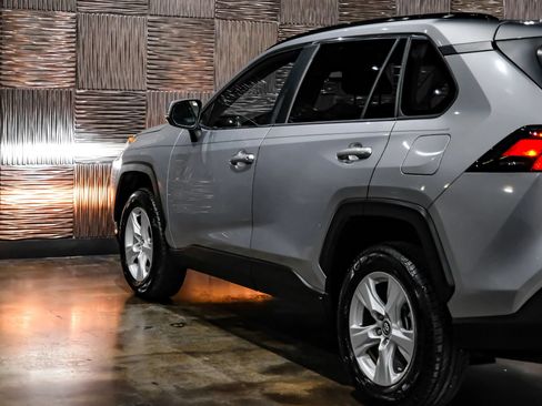 Used 2020 Toyota RAV4 XLE w/ Convenience Package FWD image 13
