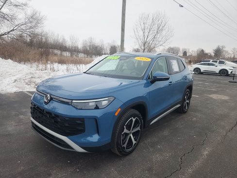 Used 2025 Volkswagen Tiguan SE image 2