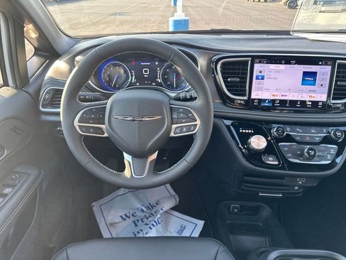 New 2026 Chrysler Pacifica Select image 13