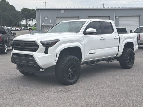 Used 2024 Toyota Tacoma SR5 AWD/4WD image 7