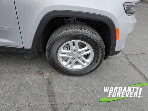 Used 2024 Jeep Grand Cherokee Laredo w/ Luxury Tech Group I AWD/4WD image 19