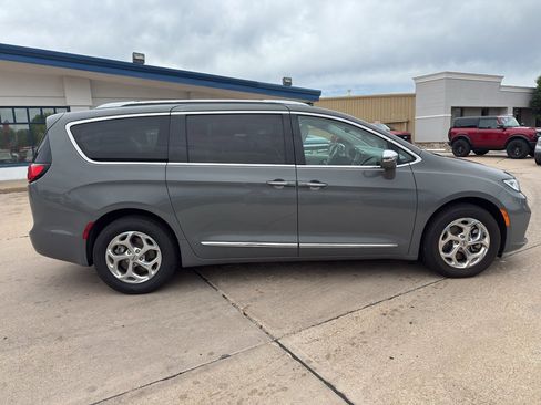 Used 2021 Chrysler Pacifica Limited w/ Premium & Safety Sphere Group AWD/4WD image 6