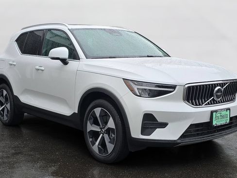 Certified 2025 Volvo XC40 B5 Core w/ Climate Package AWD/4WD image 3
