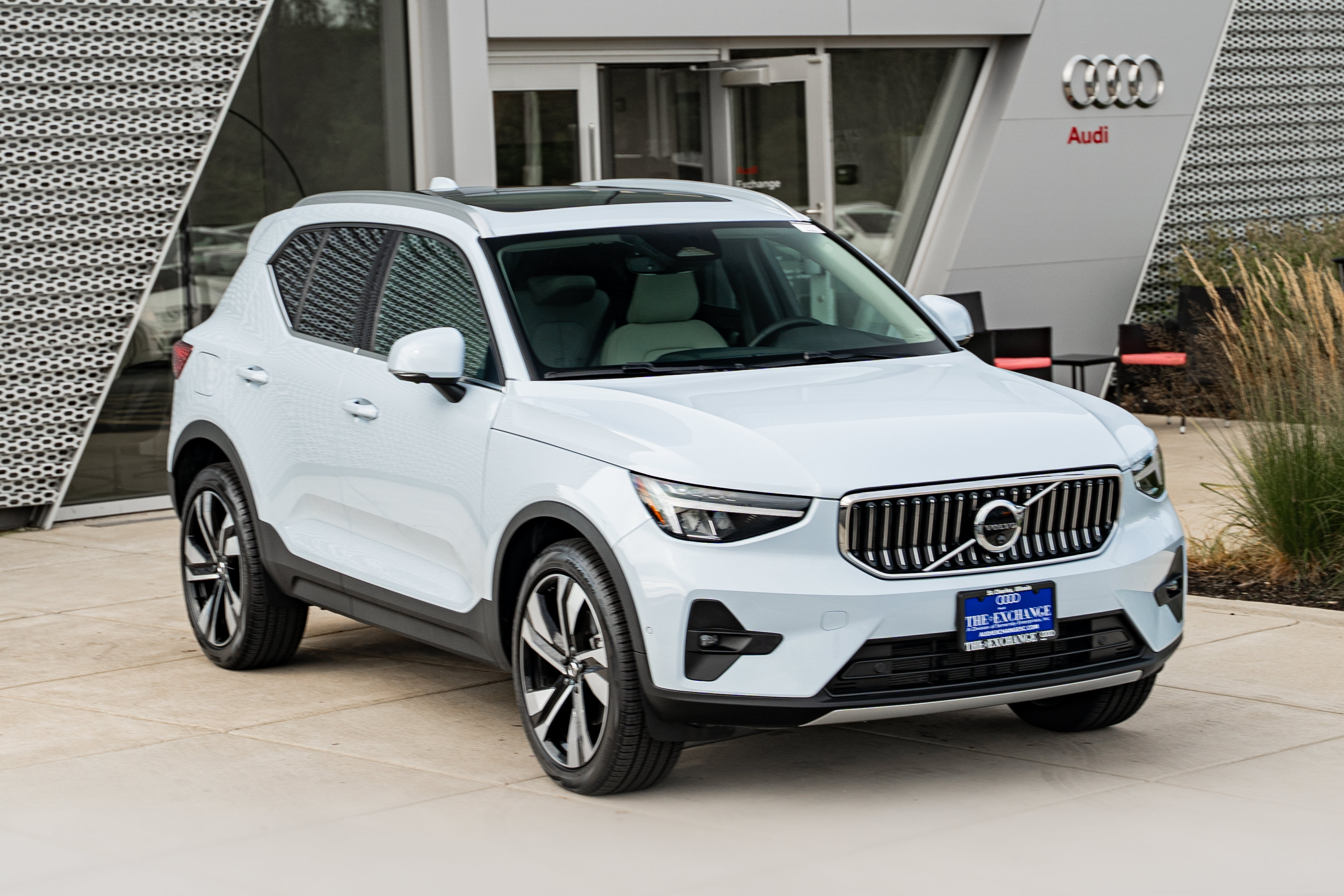 Used 2024 Volvo XC40 B5 Plus w/ Protection Package Premier AWD/4WD image 2