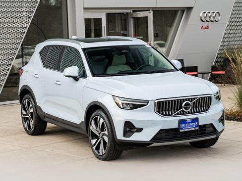 Used 2024 Volvo XC40 B5 Plus w/ Protection Package Premier AWD/4WD image 2