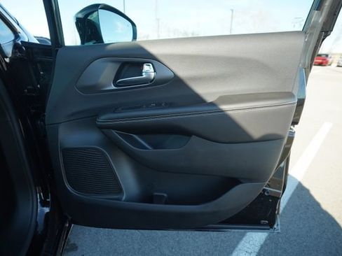 New 2026 Chrysler Pacifica Select FWD image 18