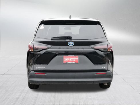 Used 2025 Toyota Sienna LE image 6