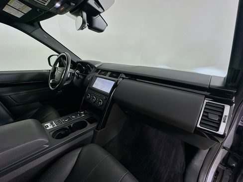 Used 2020 Land Rover Discovery SE image 45