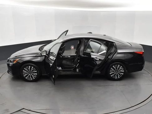 Used 2024 Nissan Altima 2.5 SV FWD image 7