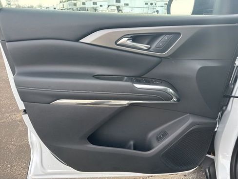 Used 2025 Chevrolet Traverse LT image 10