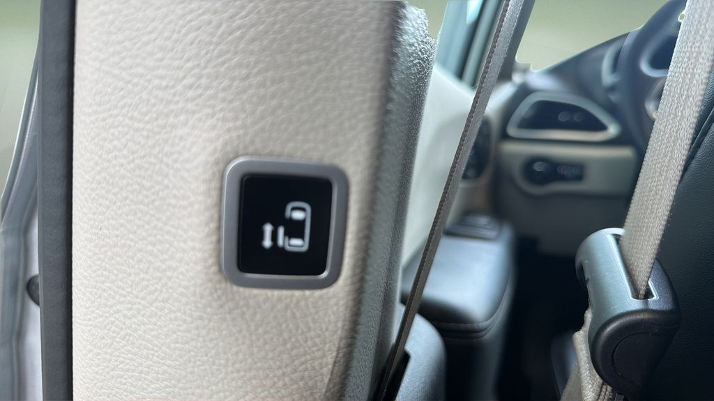 Used 2024 Chrysler Pacifica Touring-L FWD image 20