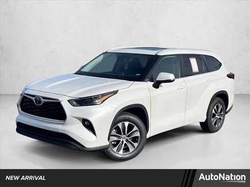 Certified 2024 Toyota Highlander XLE image 1