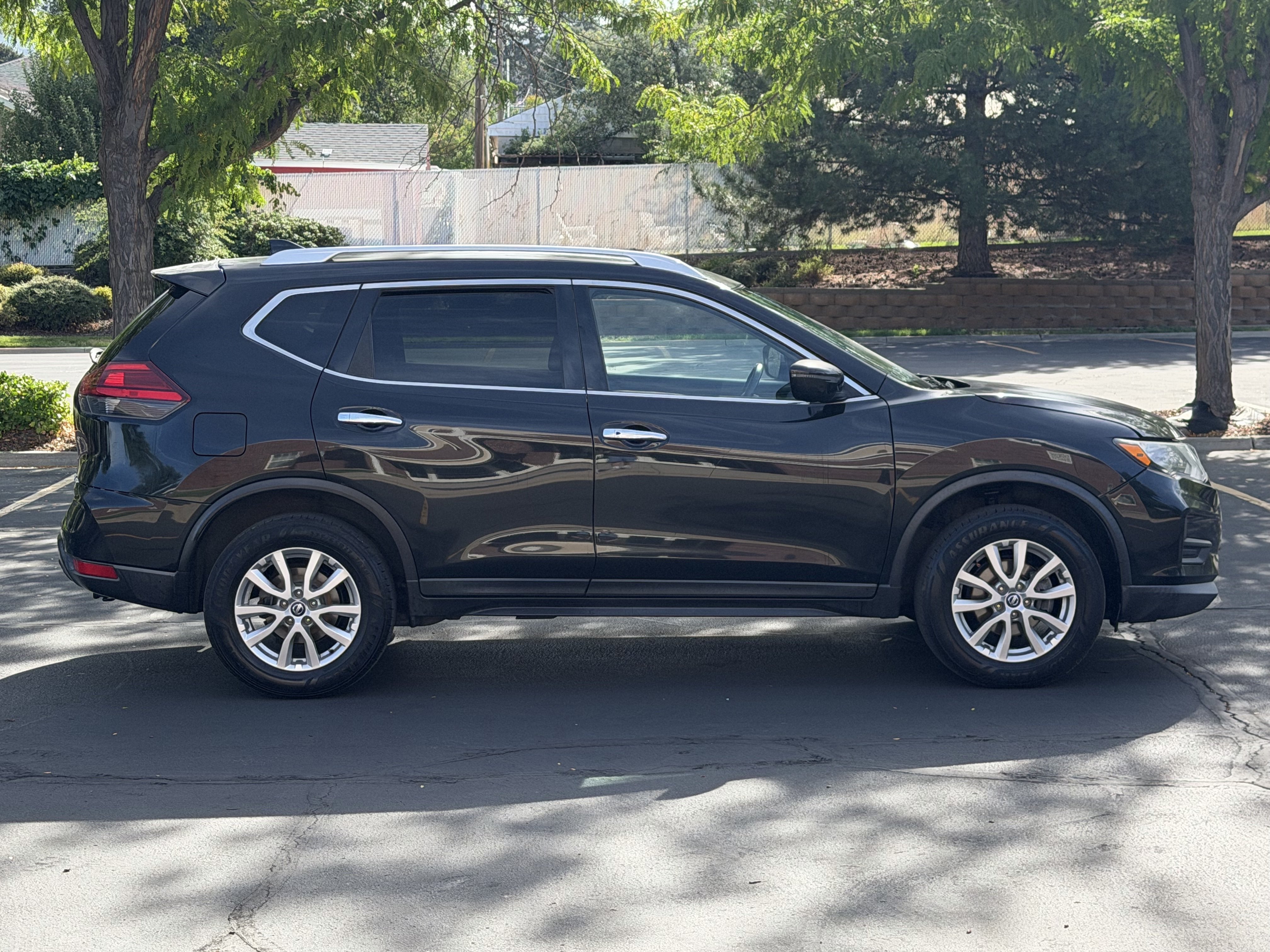 Used 2017 Nissan Rogue SV AWD/4WD image 7